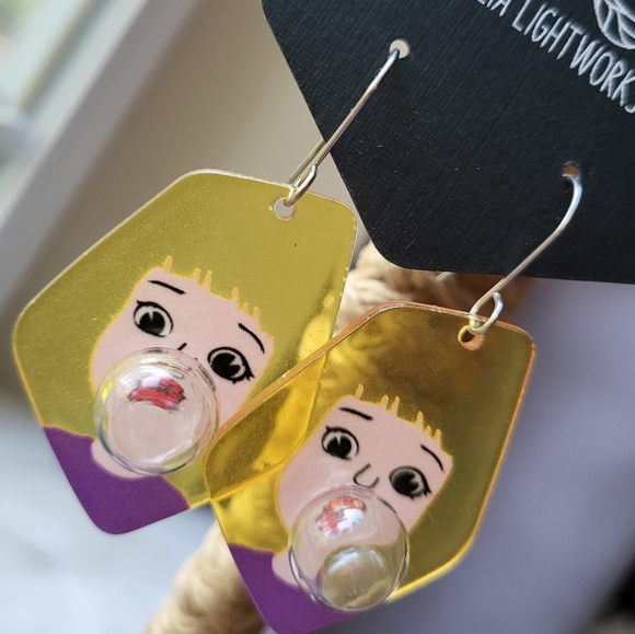 Brand new 3D bubble blowing girl earrings 🫧 - Picture 7 of 8